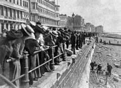 Watching-the-repairs-to-the-sea-wall-at-Carlisle-Parade-1903-what-stops-people-falling-over-the-edge-in-seeing-whats-going-on